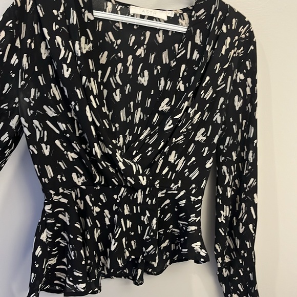 Abstract asymmetrical black and white blouse with v neck front - Picture 2 of 4
